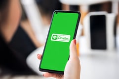 LINE公式アカウントの削除方法とは？注意点と運用効率化のコツ