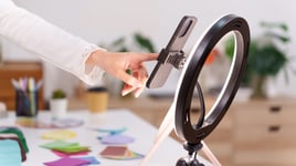 縦型動画の作り方とは？最適なサイズやテロップ、編集のコツを解説