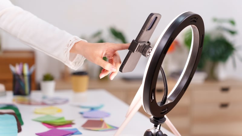 縦型動画の作り方とは？最適なサイズやテロップ、編集のコツを解説